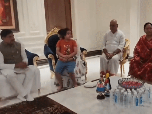मोहन यादव ने अपर्णा यादव के पूरे परिवार से मिलकर शोक संवेदना व्यक्त की।