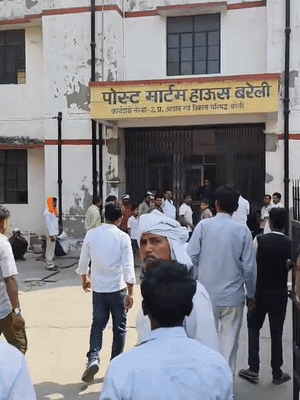 बरेली के पोस्टमार्टम हाउस में समय से पोस्टमार्टम नहीं किया जा रहा। परिजन भूखे-प्यासे पोस्टमार्टम का इंतजार करते रहे।