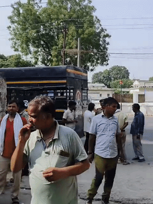 बरेली के पोस्टमार्टम हाउस में पोस्टमार्टम कराने के लिए भटकते रहे परिजन।