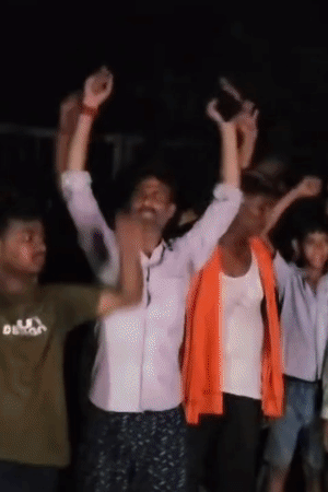 People troubled by power cuts in Saripur area of Rajajipuram came out on the streets.
