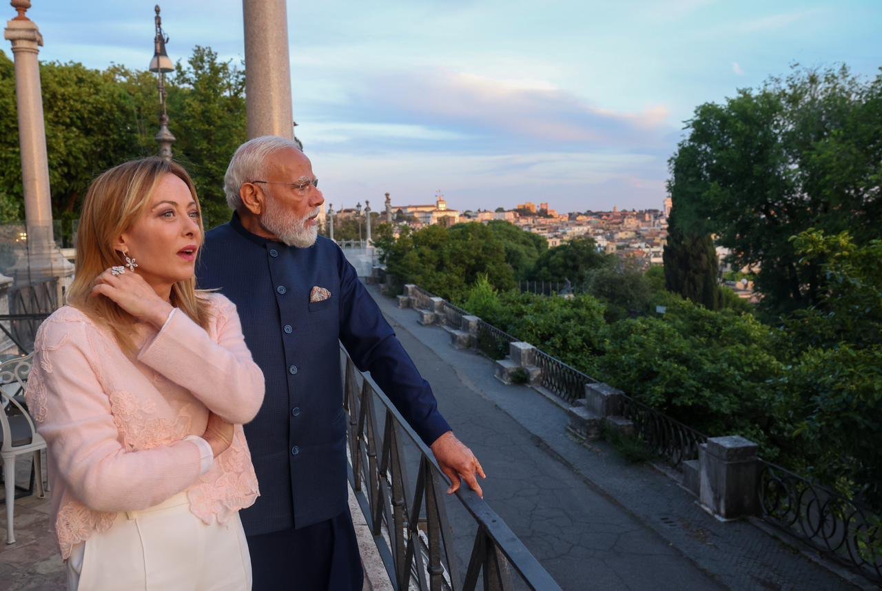 मोदी और मेलोनी मंगलवार शाम एक बालकनी से रोम शहर का नजारा देखते हुए।