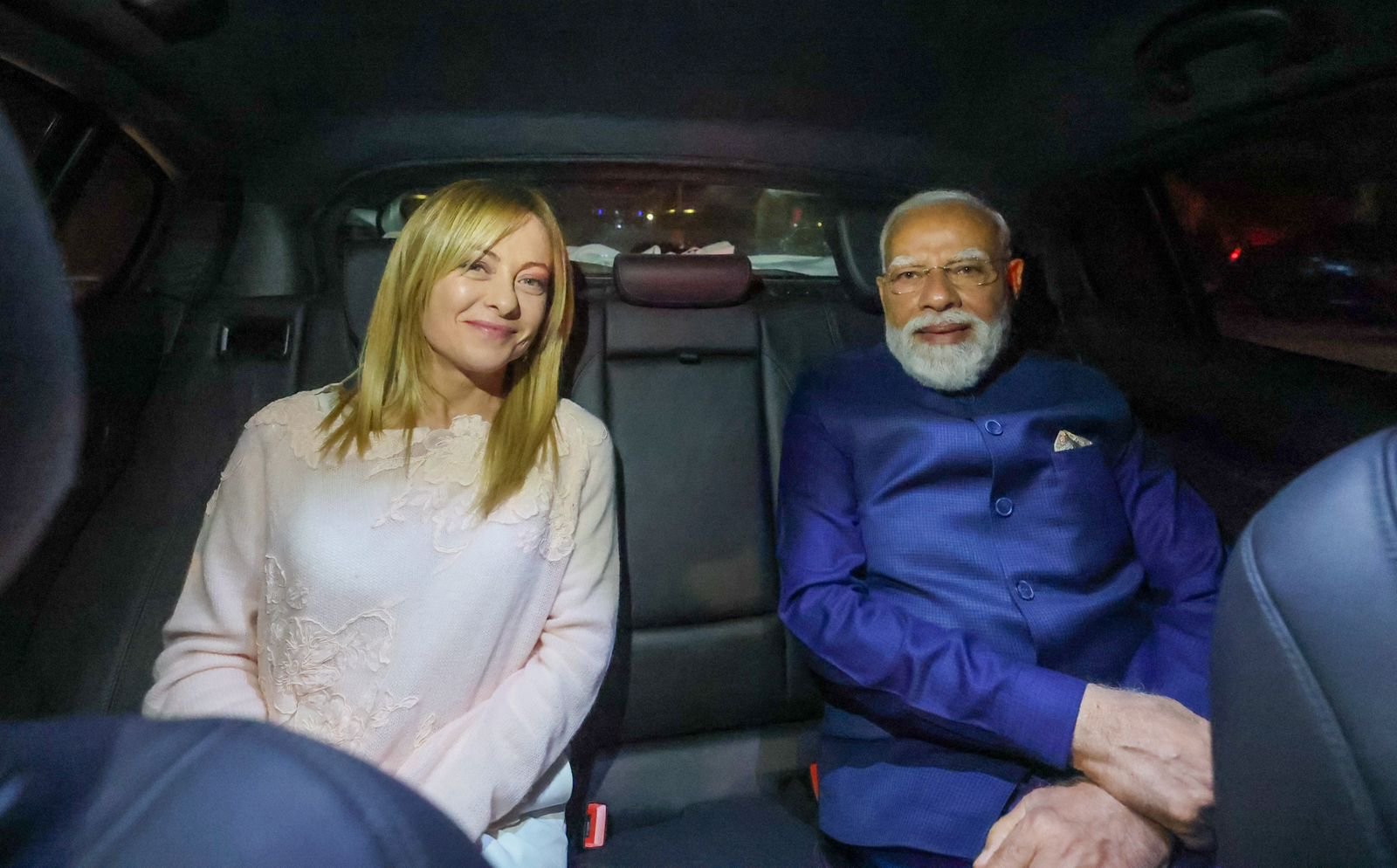 पीएम मोदी और मेलोनी ने एक ही कार में सफर किया।