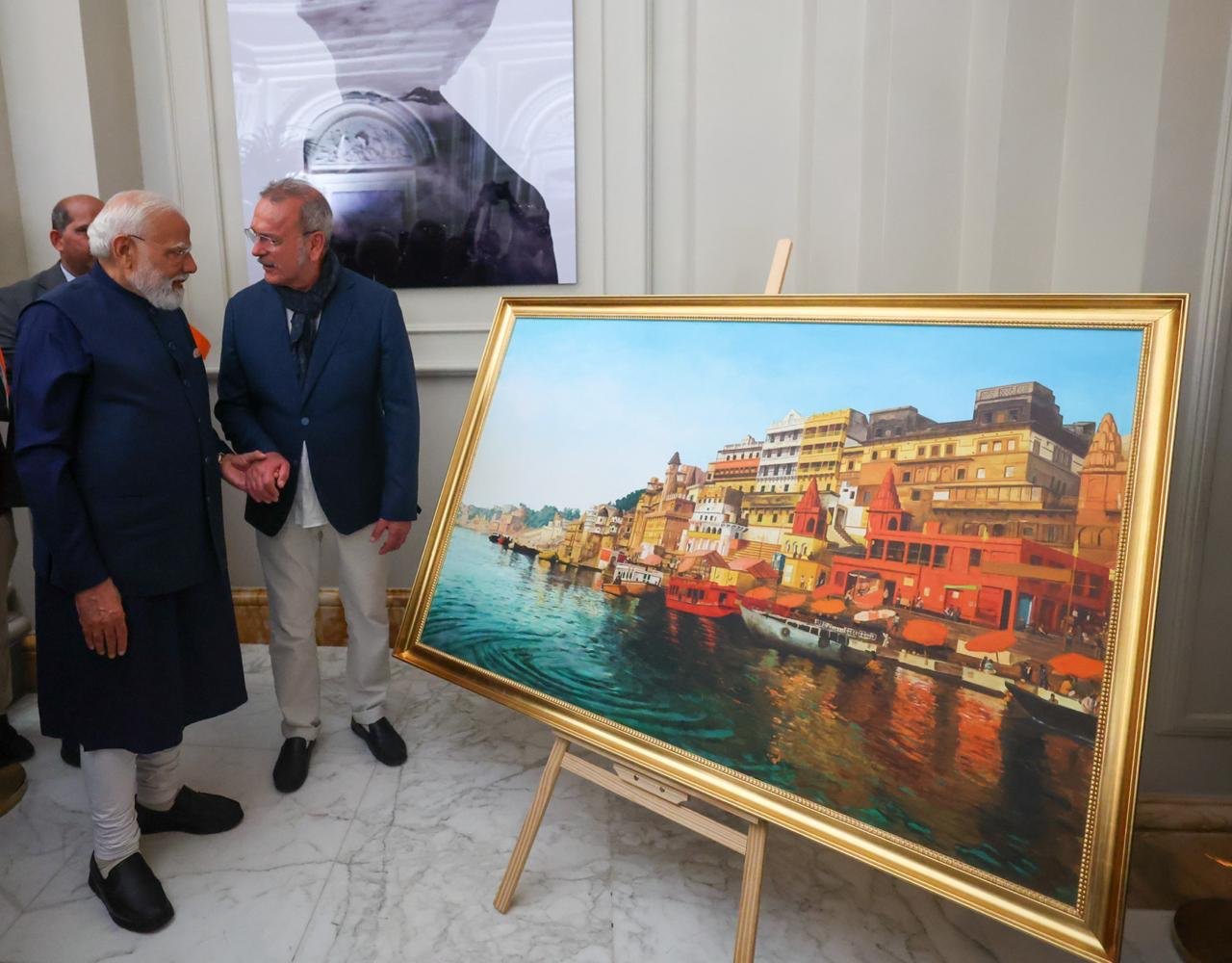 प्रधानमंत्री नरेंद्र मोदी ने रोम में वाराणसी पर बनी खास पेंटिंग्स देखी। इटली के चित्रकार जियामपाओलो टोमासेट्टी ने उन्हें ये पेंटिंग गिफ्ट की।