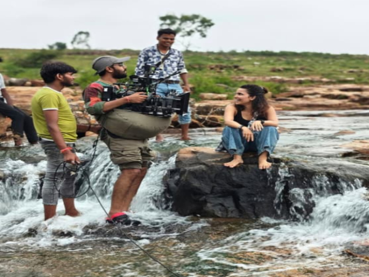फिल्म बस्तर के कई इलाकों और रायपुर में शूट हुई है।
