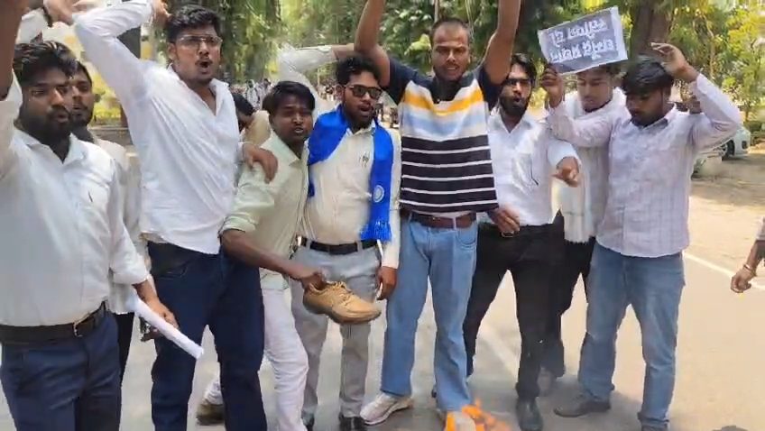 छात्रों ने जूते से पुतला पीटा
