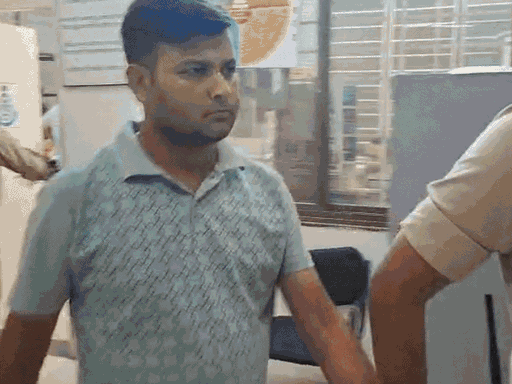 पुलिस गिरफ्त में फर्जी डॉक्टर अजय मौर्य।