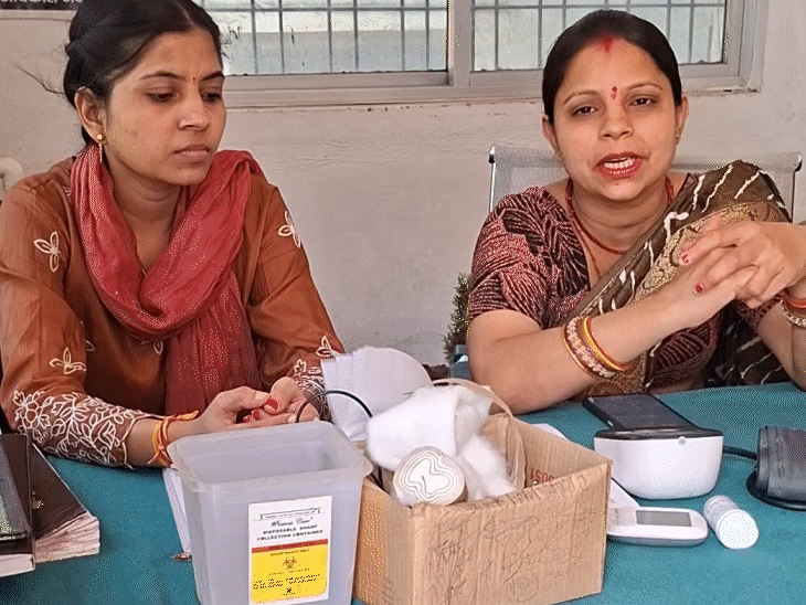 संजीवनी क्लीनिक में बैठा स्टाफ जो दवा देते थे।