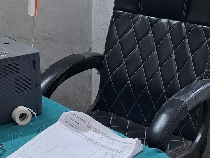 अजय मौर्य का केबिन व खाली कुर्सी।