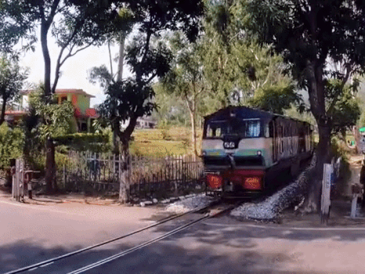 पठानकोट-जोगिंदरनगर रेल लाइन पर दौड़ती ट्रेन। (फाइल)