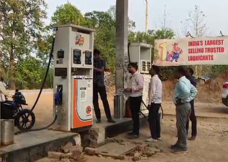 राजस्व, खाद्य और नाप तौल की संयुक्त टीम ने पेट्रोल पंप में जांच की।