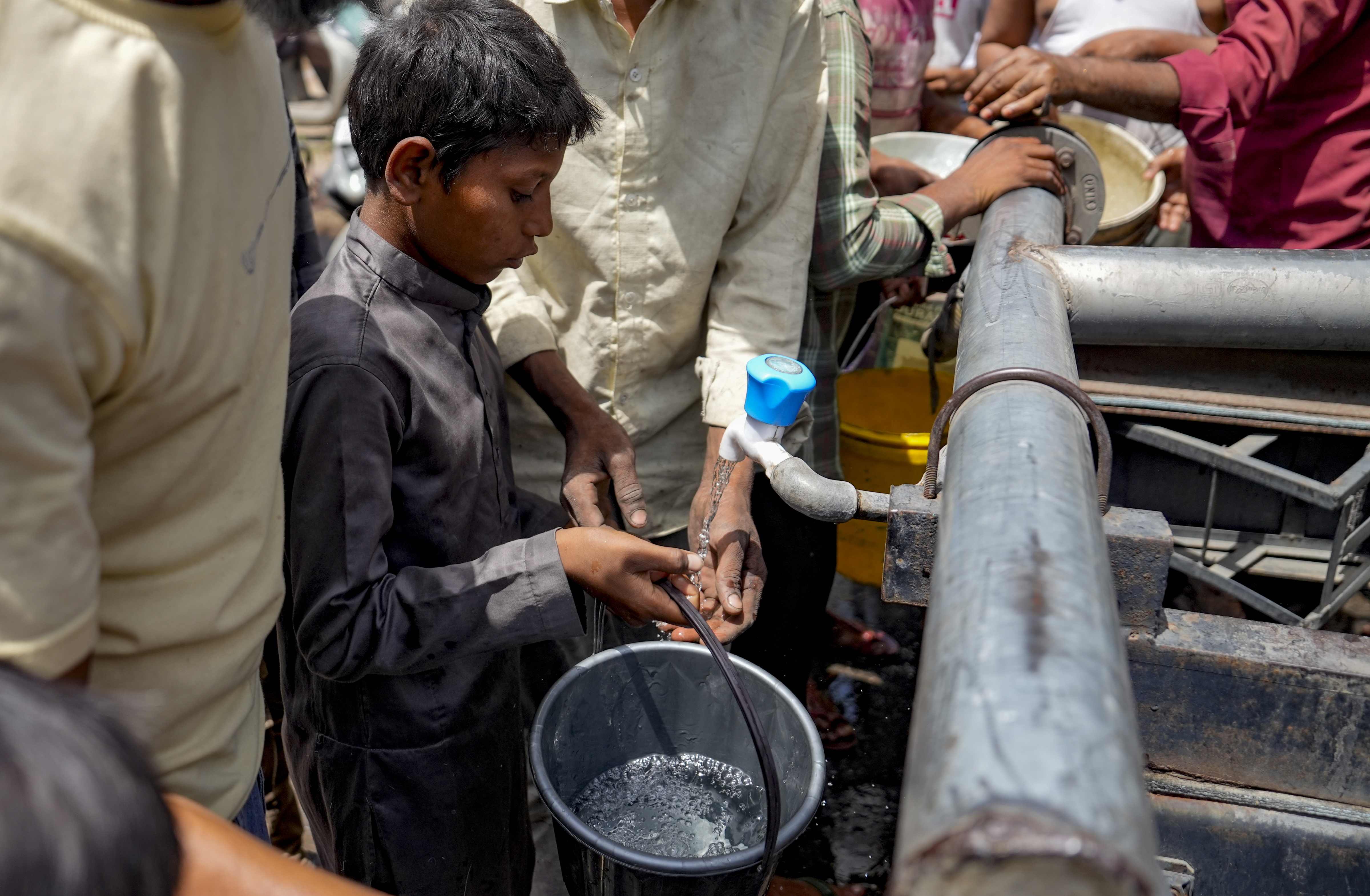 दिल्ली में मंगलवार को तापमान 45°C के पार रहा। यहां कई इलाको में पानी की किल्लत है। टैंकरों से पानी सप्लाई की जा रही है।