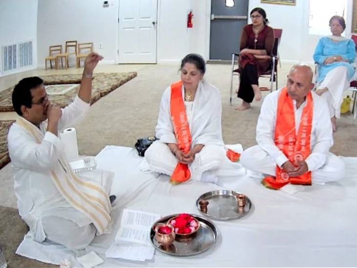 अमेरिका के टेक्सास में आर्य समाज के जरिए हिंदू धर्म में लौटने वाले नरेश सिंह राजपूत और उनकी पत्नी जारा सिंह।