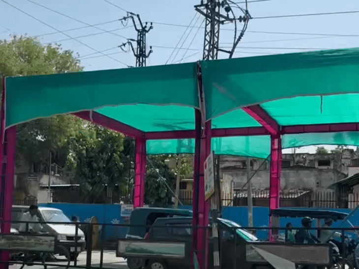 राजस्थान के अलवर में चौराहों पर ग्रीन नेट लगाए गए हैं। यहां पर पारा 44°C के पार पहुंच गया है।