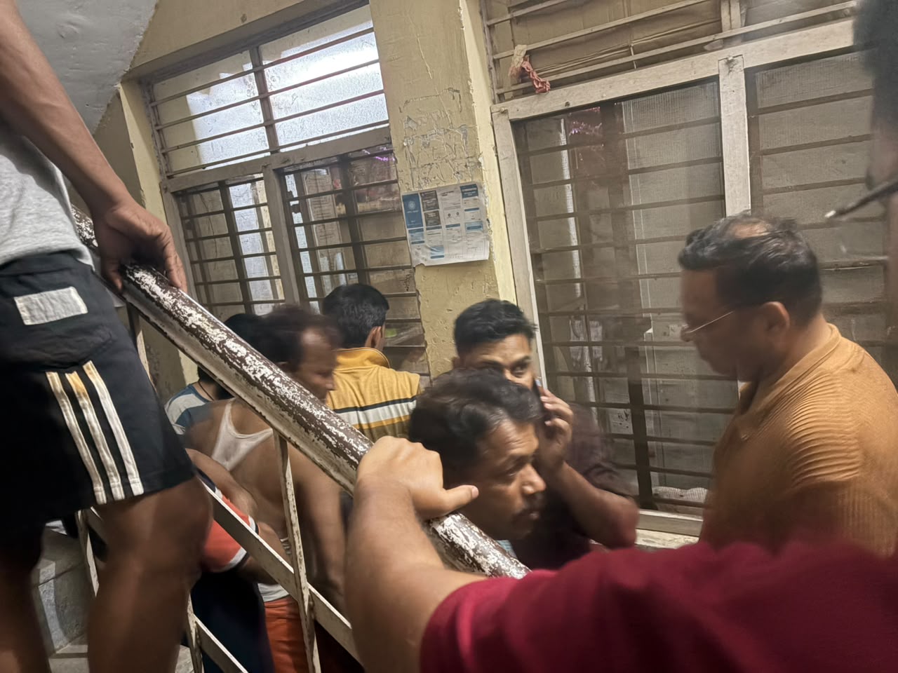 बिजली कटौती से परेशान लोग पहुंचे गोविंदपुर पॉवर हाउस।