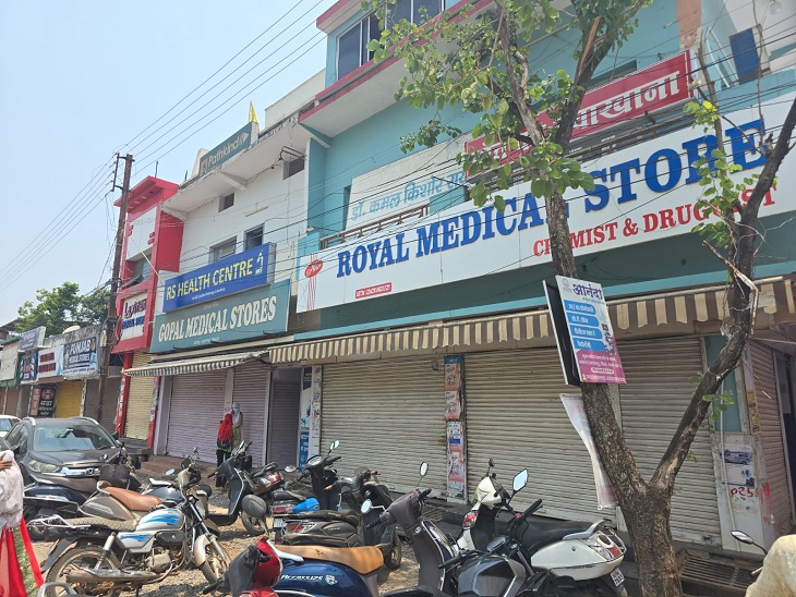 जगदलपुर में करीब 120 दुकानें नहीं खुलीं।
