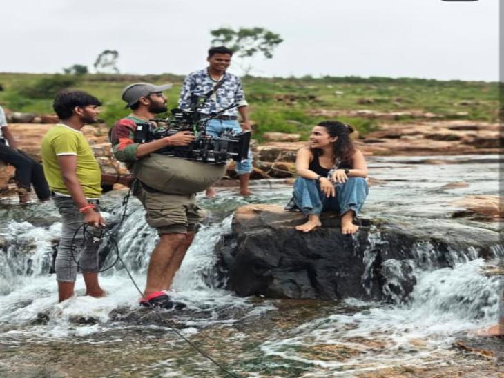 । फिल्म की स्पेशल स्क्रीनिंग के दौरान दर्शकों ने जोरदार तालियों के साथ इसका स्वागत किया।