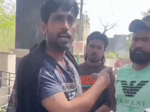 लोगों द्वारा पकड़ा गया युवक और दोनों पक्षों में होती बहस।