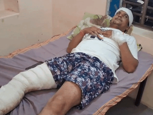 केंद्र की देखरेख करने वाले कर्मचारी विनोद कुमार का कहना है कि मरीजों ने उन पर हमला किया, फिर भाग गए।