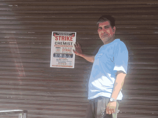 सोनीपत में भी मेडिकल स्टोर बंद रहे। कुछ दुकानदारों ने दुकान के शटर पर स्ट्राइक के पोस्टर चिपकाए। - Dainik Bhaskar