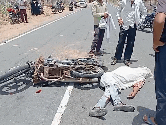 मौके की तस्वीर जहां शव को राहगीरों ने ढका और एंबुलेंस को बुलवाया