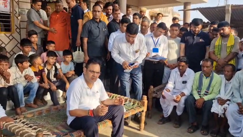 मुख्यमंत्री ग्रामीणों के साथ खांट पर बैठकर चाय पीते हुए।