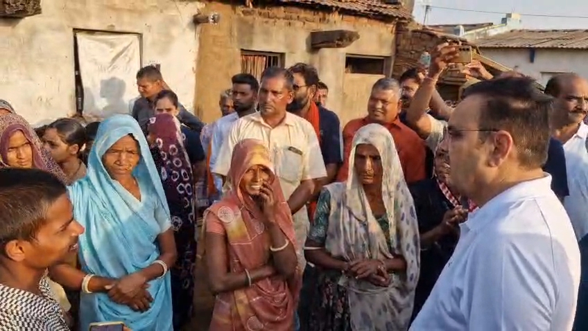 गांव के लोगों से समस्याओं को लेकर संवाद करते हुए मुख्यमंत्री।