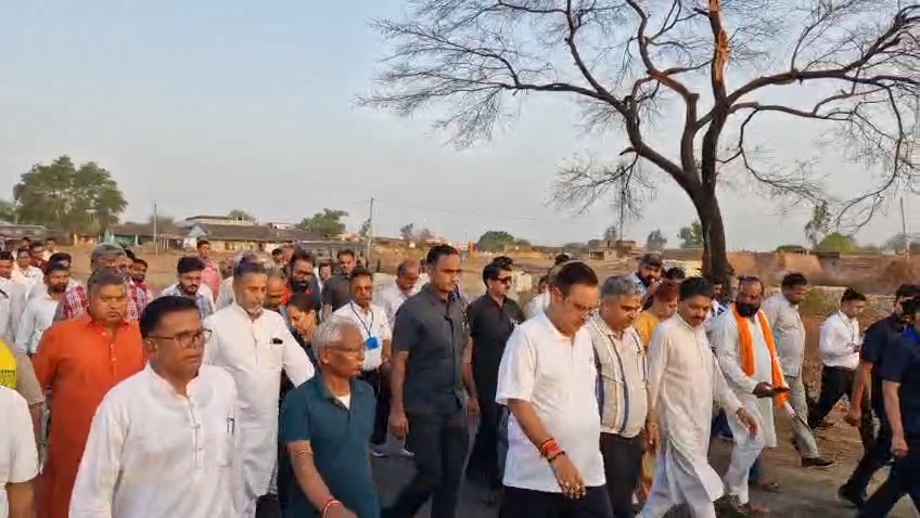 गांव में भ्रमण के लिए निकले मुख्यमंत्री व साथ में भाजपा पदाधिकारी।