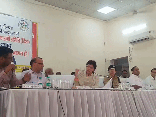 फतेहाबाद में दिशा कमेटी की मीटिंग लेती सिरसा लोकसभा क्षेत्र से सांसद कुमारी सैलजा। - Dainik Bhaskar