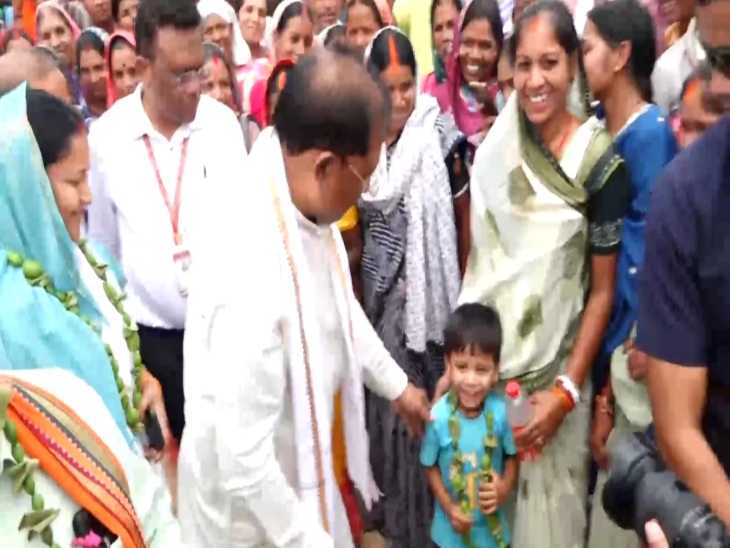 CM ने लोगों से संवाद भी किया और मिलने वाली सकरारी योजनाओं की जानकारी भी ली