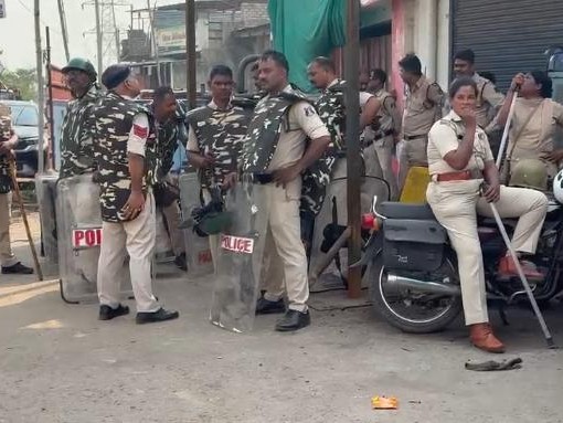 मौके पर भारी पुलिस बल तैनात रहा।