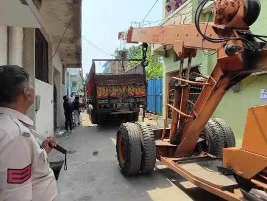टीम को घर तक पहुंचने से रोकने के लिए उसने घर के बाहर कई वाहनों के टायर निकालकर सड़क पर खड़े कर दिए थे।