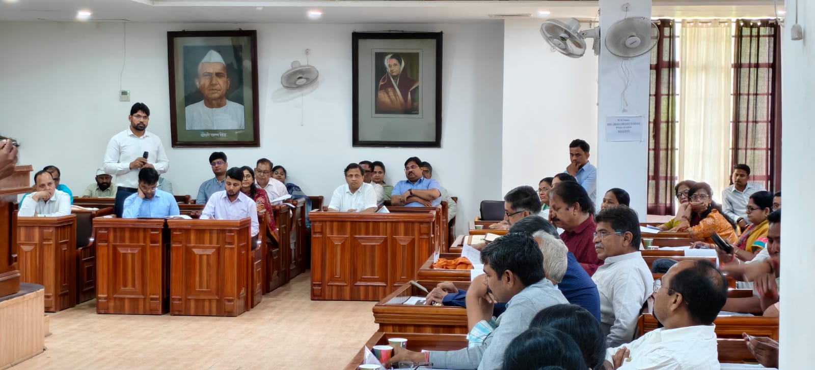 नगर निगम सदन की बैठक में मौजूद पार्षद और अधिकारी।