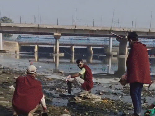 लोग कॉकरोच की पोशाक पहनकर यमुना किनारे सफाई करते नजर आए।