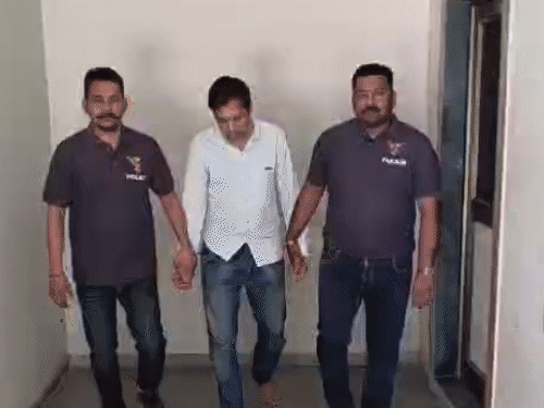 12 साल तक एक्टिंग करने वाला गुजराती हत्यारा निकला:  उम्रकैद की सजा में पैरोल तोड़कर भाग निकला था, अमिताभ-आमिर के साथ भी काम कर चुका