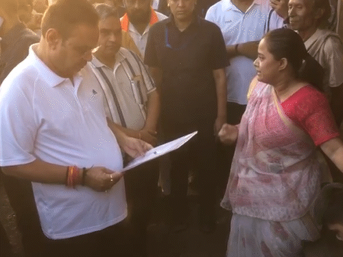 मुख्यमंत्री ने ग्रामीणों से पानी, बिजली, सड़क और सरकारी योजनाओं को लेकर बातचीत की और मस्याओं के जल्द समाधान के निर्देश दिए।