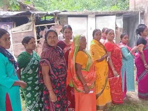 फालता में महिलाएं बड़ी संख्या में वोट डालने पहुंची हैं।