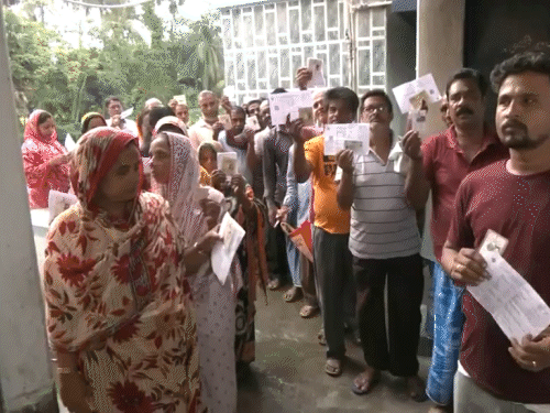 वोट देने आए लोग अपनी वोटर आईडी दिखा रहे हैं।