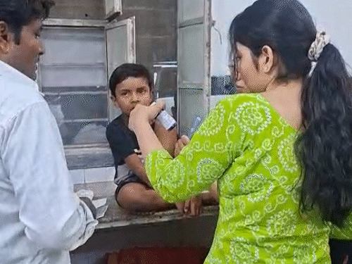 पाली के बांगड़ हॉस्पिटल के डॉक्टरों ने बच्चे की आंख से तार निकाल दिया। अब वह स्वस्थ है।