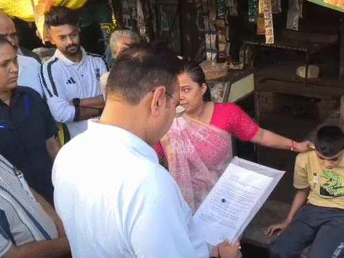 पति के ट्रांसफर की मांग लेकर महिला ने कल भी CM से मुलाकात करने के लिए घंटों इंतजार किया था लेकिन मुलाकात नहीं हो पाई थी, आज सुबह अपनी परेशानी बताई।