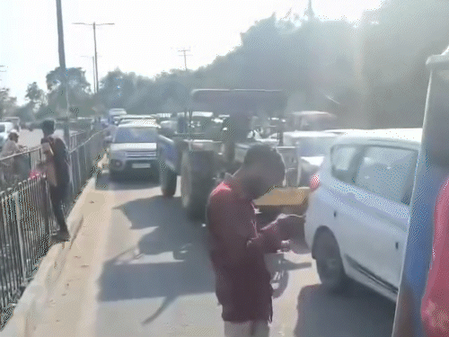 पूरे बवाल के दौरान एनएच पर जाम लग गया, करीब एक घंटे बाद पुलिस ने इस जाम को खुलवाया।