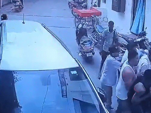 हाथ-मुक्कों और डंडे से एक-दूसरे को पीटा गया।