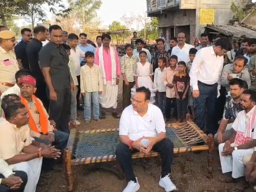 मुख्यमंत्री भजनलाल शर्मा सुबह करीब सवा 6 बजे चुड़ादा गांव में भ्रमण के लिए निकले और 8 बजे तक ग्रामीणों के साथ खाट पर बैठकर चाय पी।