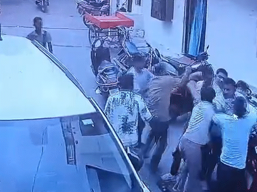 बीयर की बोतल टूटने को लेकर दो पक्षों में जमकर मारपीट हुई है।