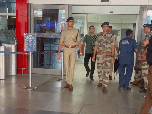 भारत लौटते ही देवास पुलिस की टीम ने विज को दिल्ली एयरपोर्ट पर दबोच लिया।