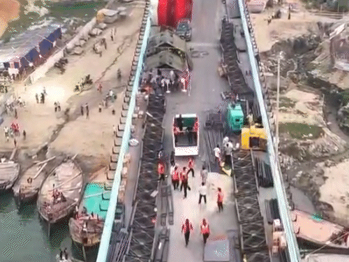 बेली ब्रिज का ढांचा बनाते कर्मी।