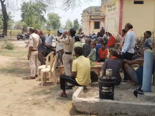 बड़ी संख्या में ग्रामीण और रिश्तेदार घर पहुंचे।