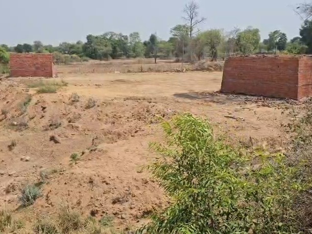 नदी के किनारे की जगह पर अवैध रूप से ईंट निर्माण से पर्यावरण पर बुरा असर पद रहा है