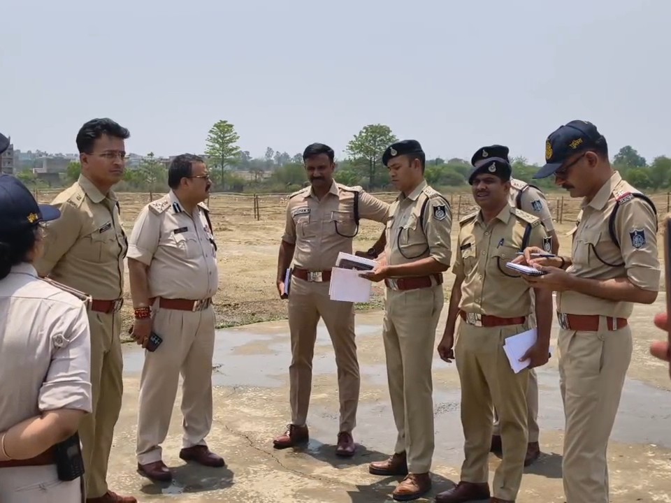 पुलिस अधिकारी मौके पर निरीक्षण करते हुए।