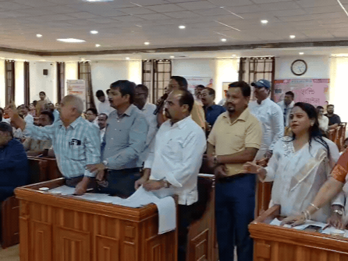अतिक्रमण न हटने पर विरोध जताते पार्षद।