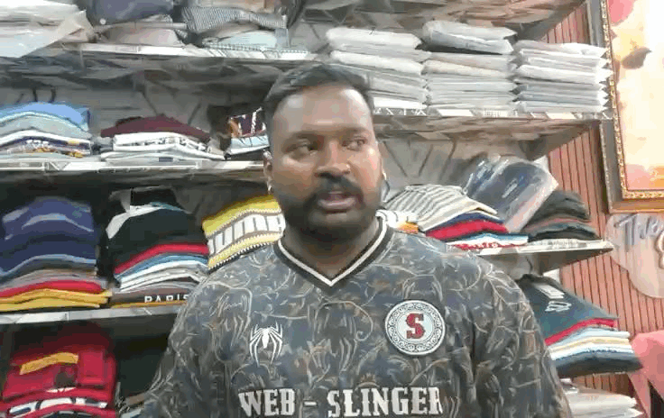 जानकारी देते हुए कांग्रेसी यूथ नेता अरुण